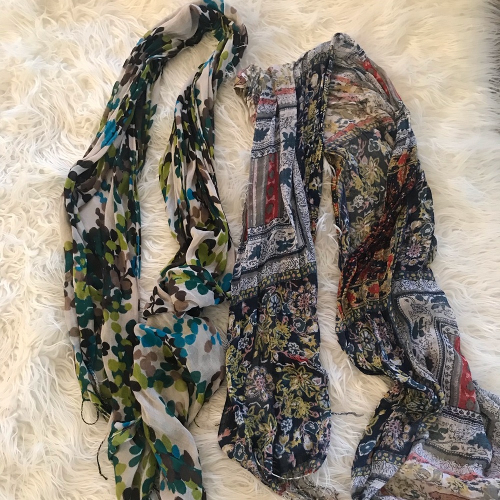 Lot of 2 scarves💰